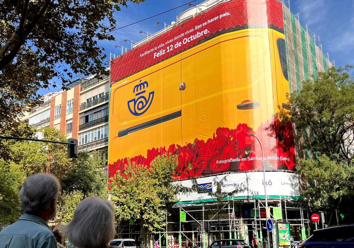 La imagen tomada en Santiago Millas ocupa una fachada en Madrid.