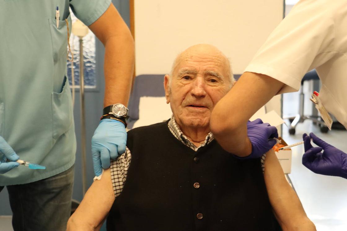 César, residente de Armunia, recibe las dos vacunas.