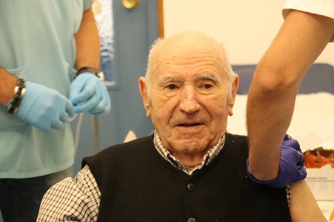 César, residente de Armunia, recibe las dos vacunas.
