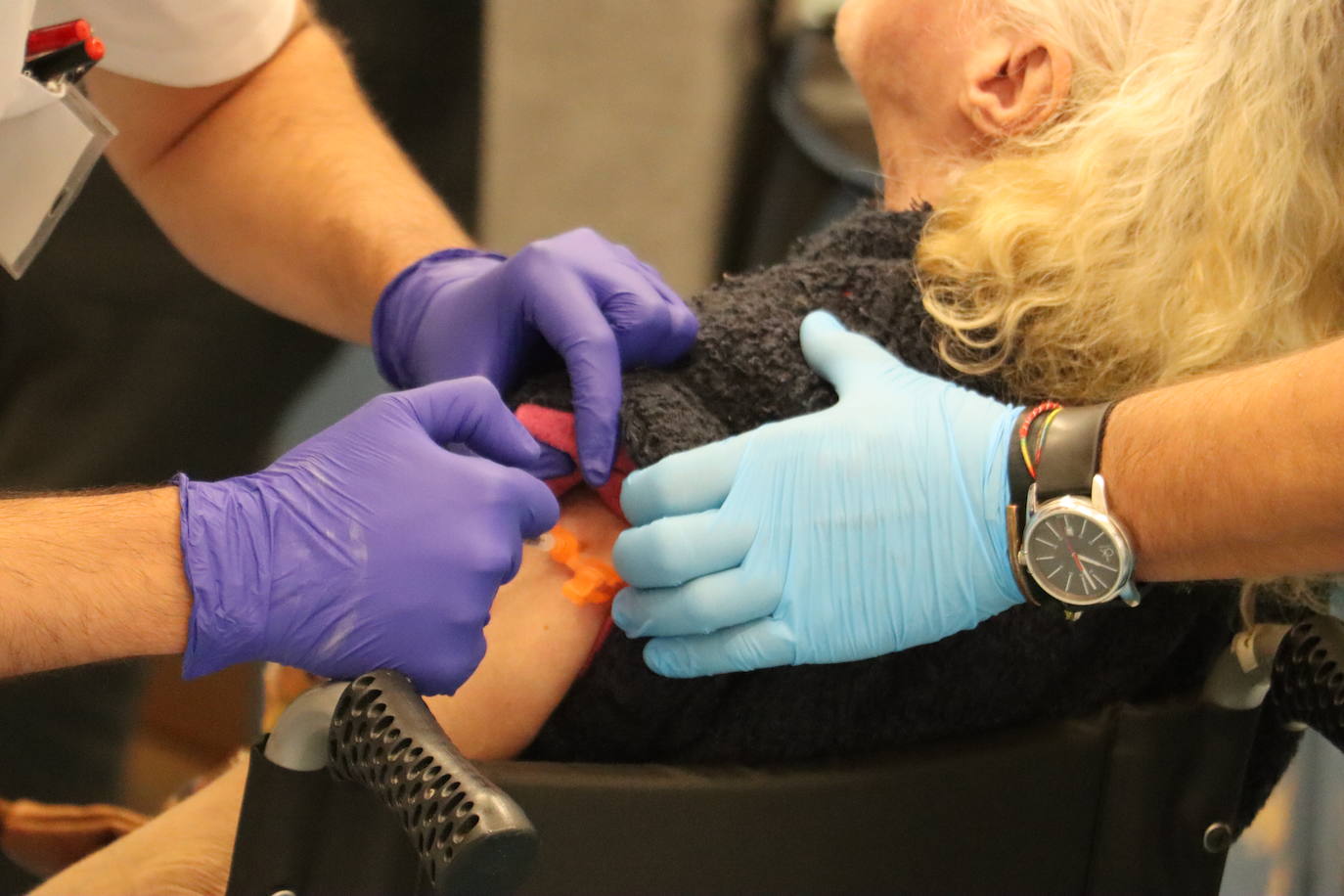 Una residente recibe uno de los pinchazos.