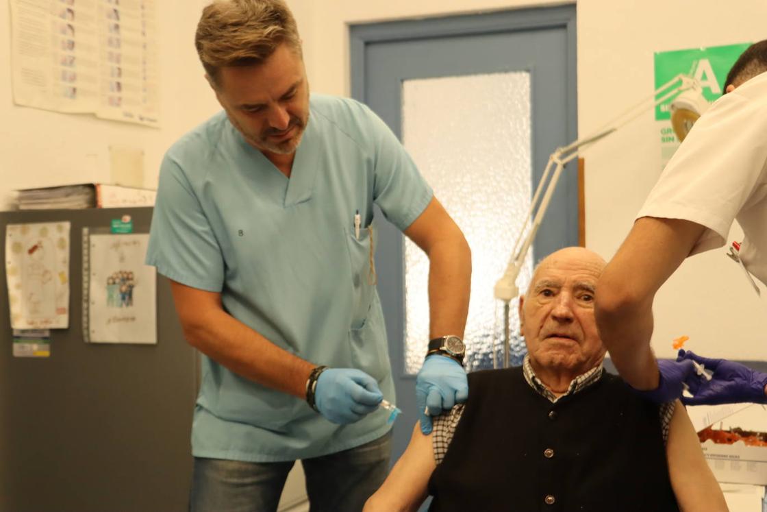 César, residente de Armunia, recibe las dos vacunas.