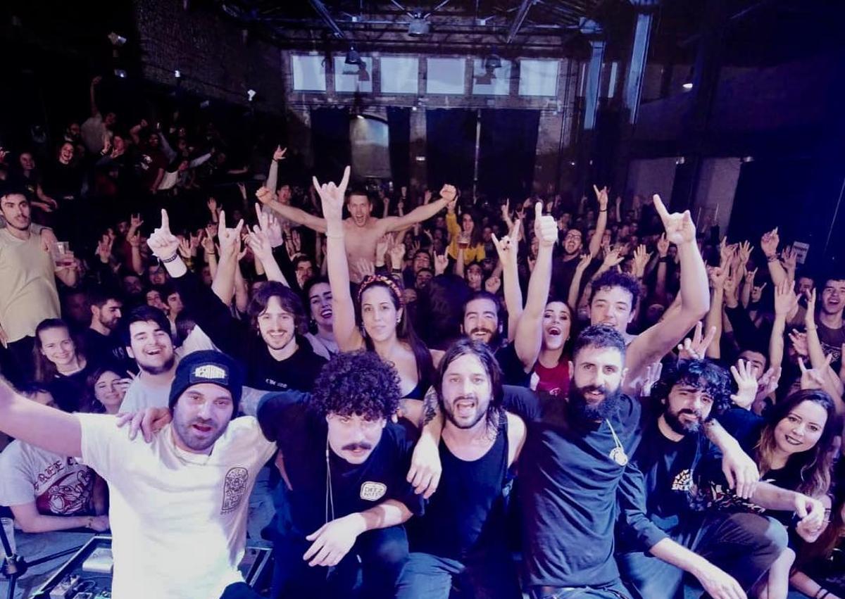 Imagen secundaria 1 - Concierto de Desakato en 2019 en León y cartel de León Music Week.