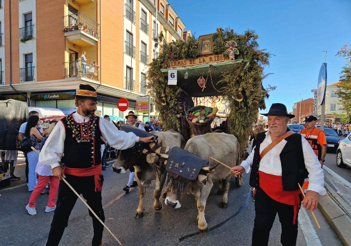 Carro engalanado de la localidad leonesa de Llamas de la Ribera.