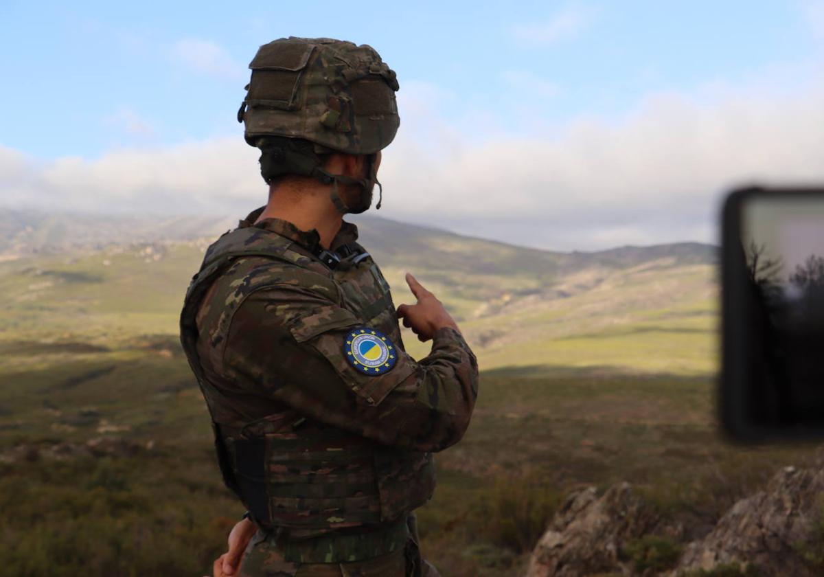 Militares ucranianos se entrenan en el campo de tiro del Teleno