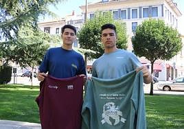 Arturo y Luis con dos modelos de las sudaderas de su marca