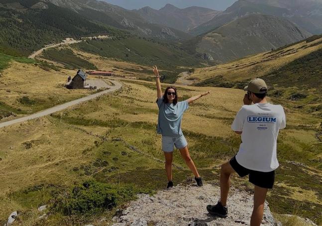Posando con camisetas de Legium.