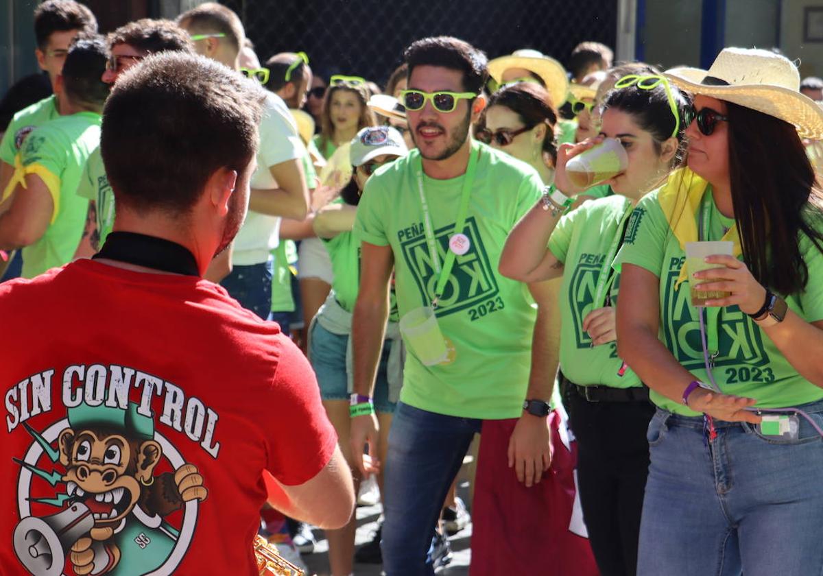 Las charangas animan el desfile de peñas.