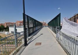 Una de las pasarelas sobre la vía ferroviaria en Trobajo del Camino.