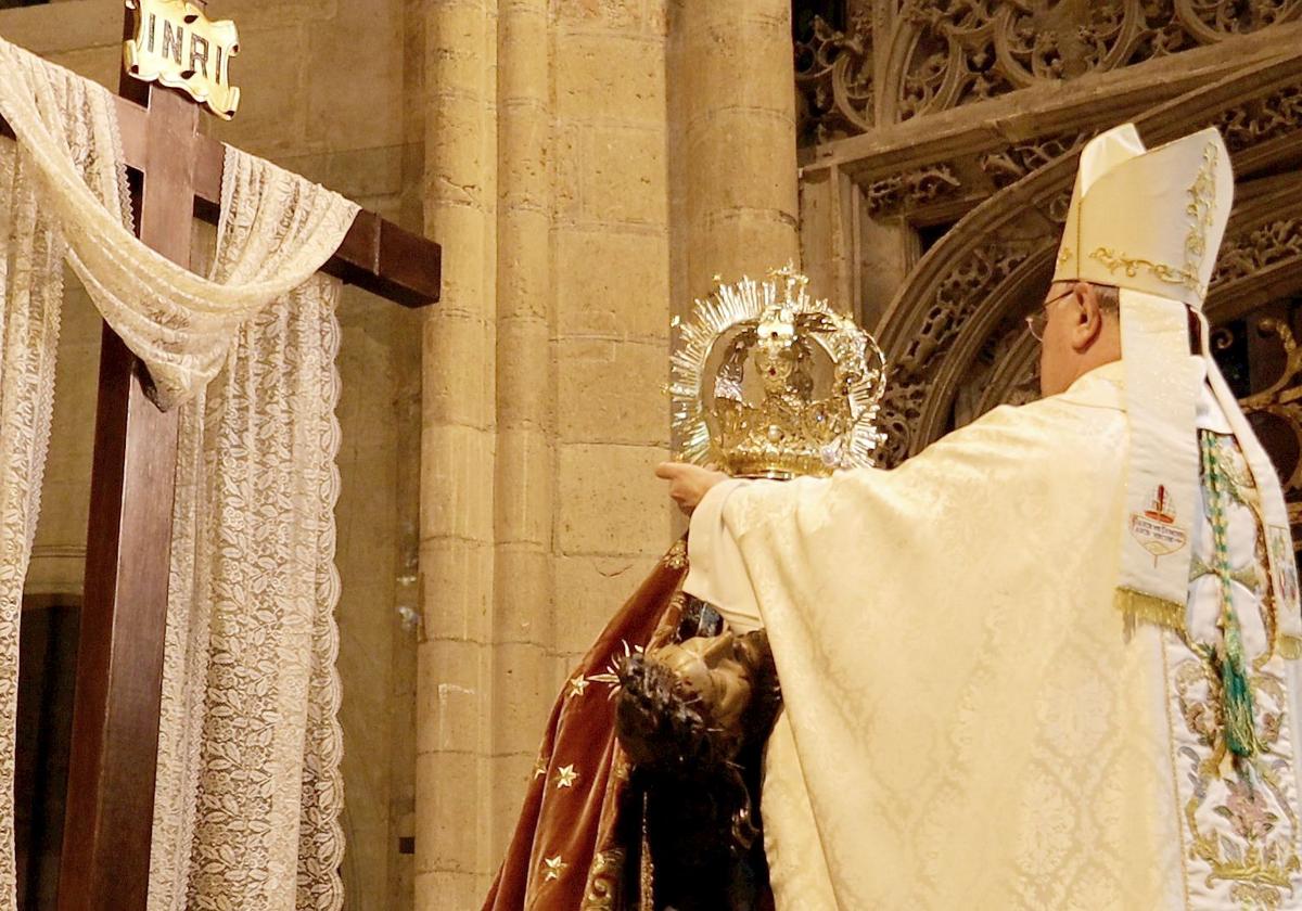 El obispo Luis Ángel de las Heras corona a la Virgen del Mercado.