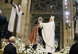 El obispo Luis Ángel de las Heras corona a la Virgen del Mercado.