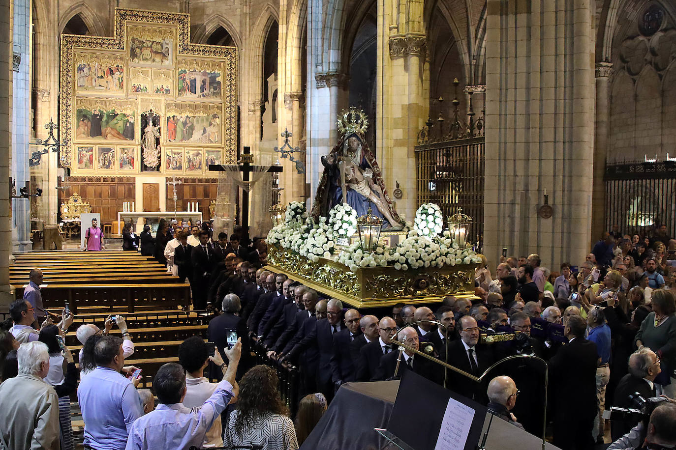 Las mejores imágenes de la coronación de la Virgen del Mercado