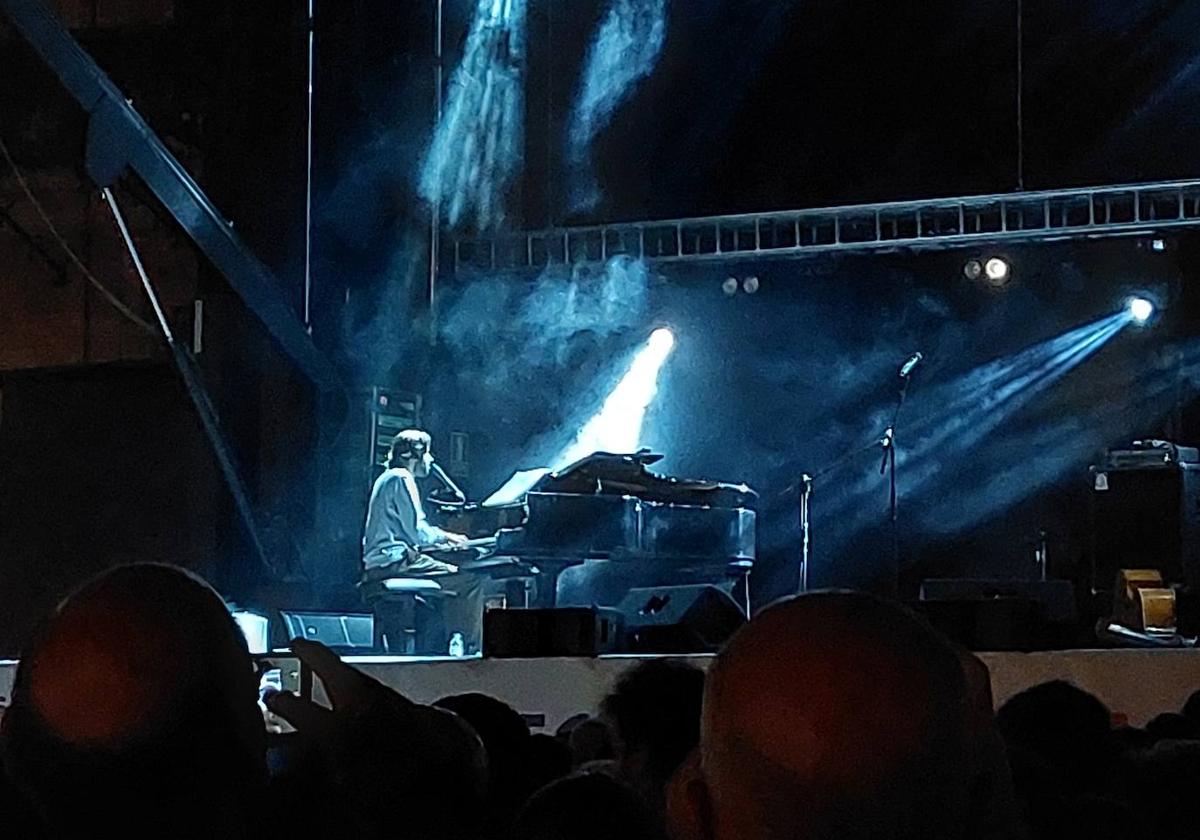 Sobral en uno de los momentos más emocionantes de su concierto en la plaza Mayor de León.