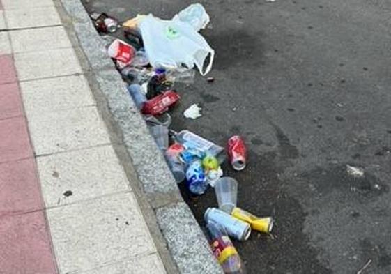 Restos del botellón en el barrio de la Lastra.