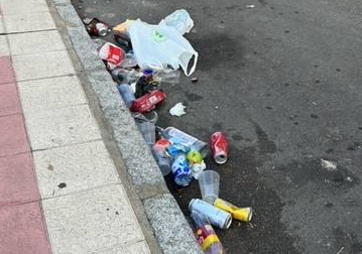 Restos del botellón en el barrio de la Lastra.