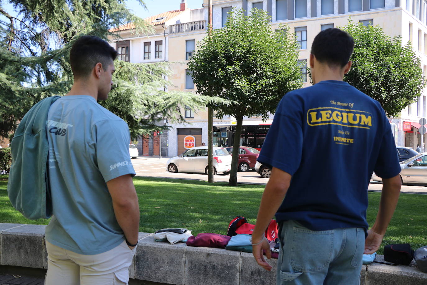 Luis y Arturo con dos de las camisetas de su marca.