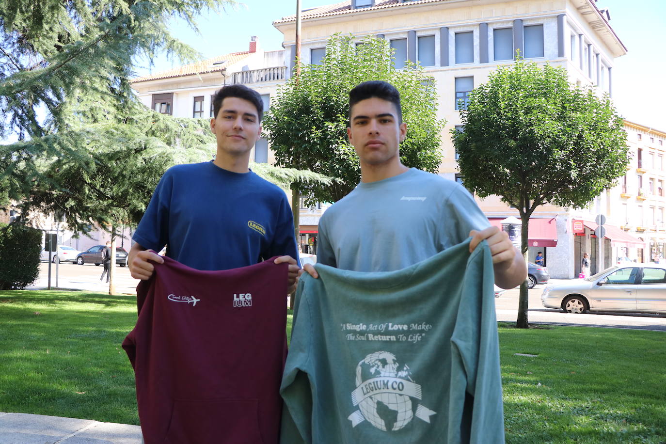 Arturo y Luis con dos de las camisetas de su marca.