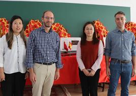 La profesora Xu Xiafei, los directores Óscar Fernández y Tian Li y el alumno Ernesto en una de las aulas del Instituto Confucio en León.