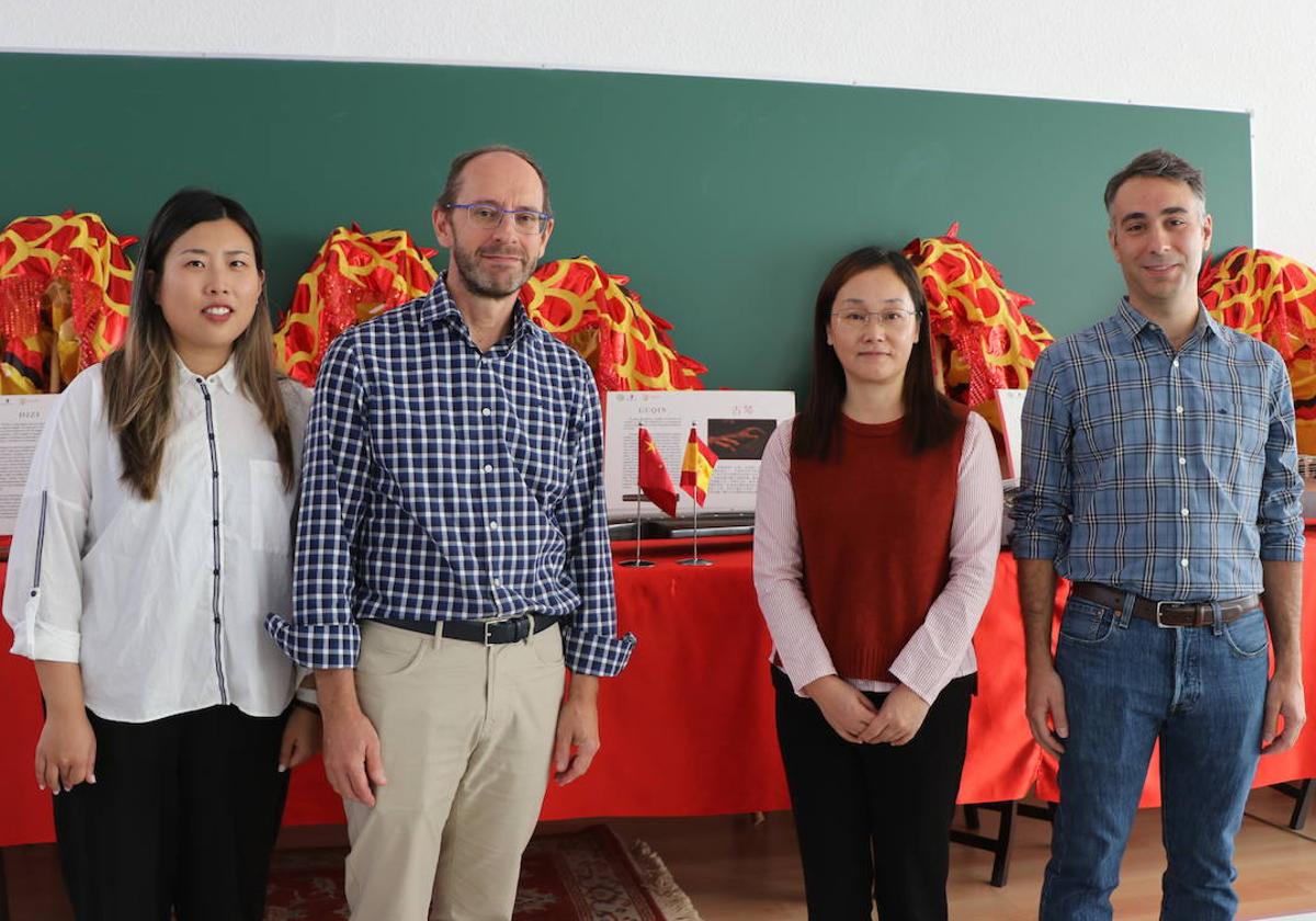 La profesora Xu Xiafei, los directores Óscar Fernández y Tian Li y el alumno Ernesto en una de las aulas del Instituto Confucio en León.