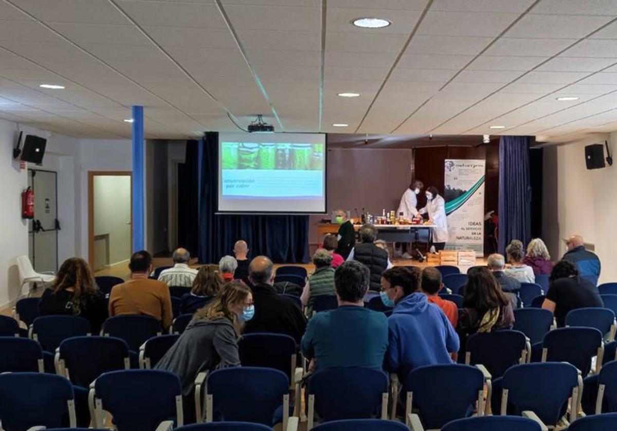 Taller de conservas vegetales artesanas celebrado en Santa María del Páramo por Naturgeis en 2021