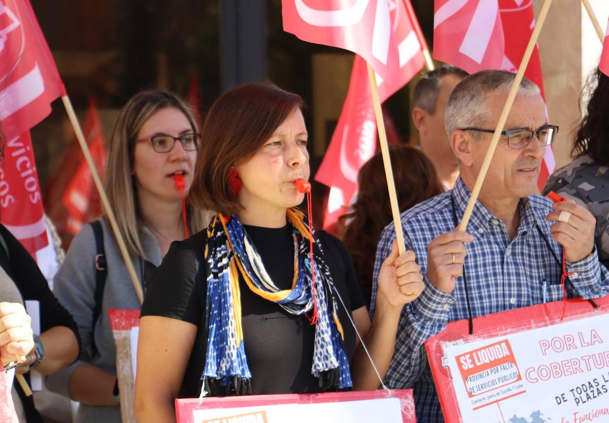 Concentración de UGT frente a la delegación de la Junta en León.