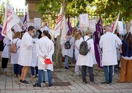 Concentración ante la Presidencia de la Junta contra los incumplimientos de Sanidad.