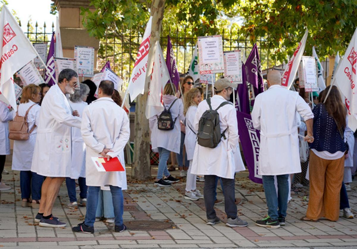 Los sindicatos exigen a Sanidad que extienda las mejoras salariales a todas las categorías de Sacyl