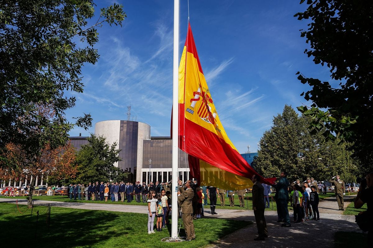 León iza la bandera nacional