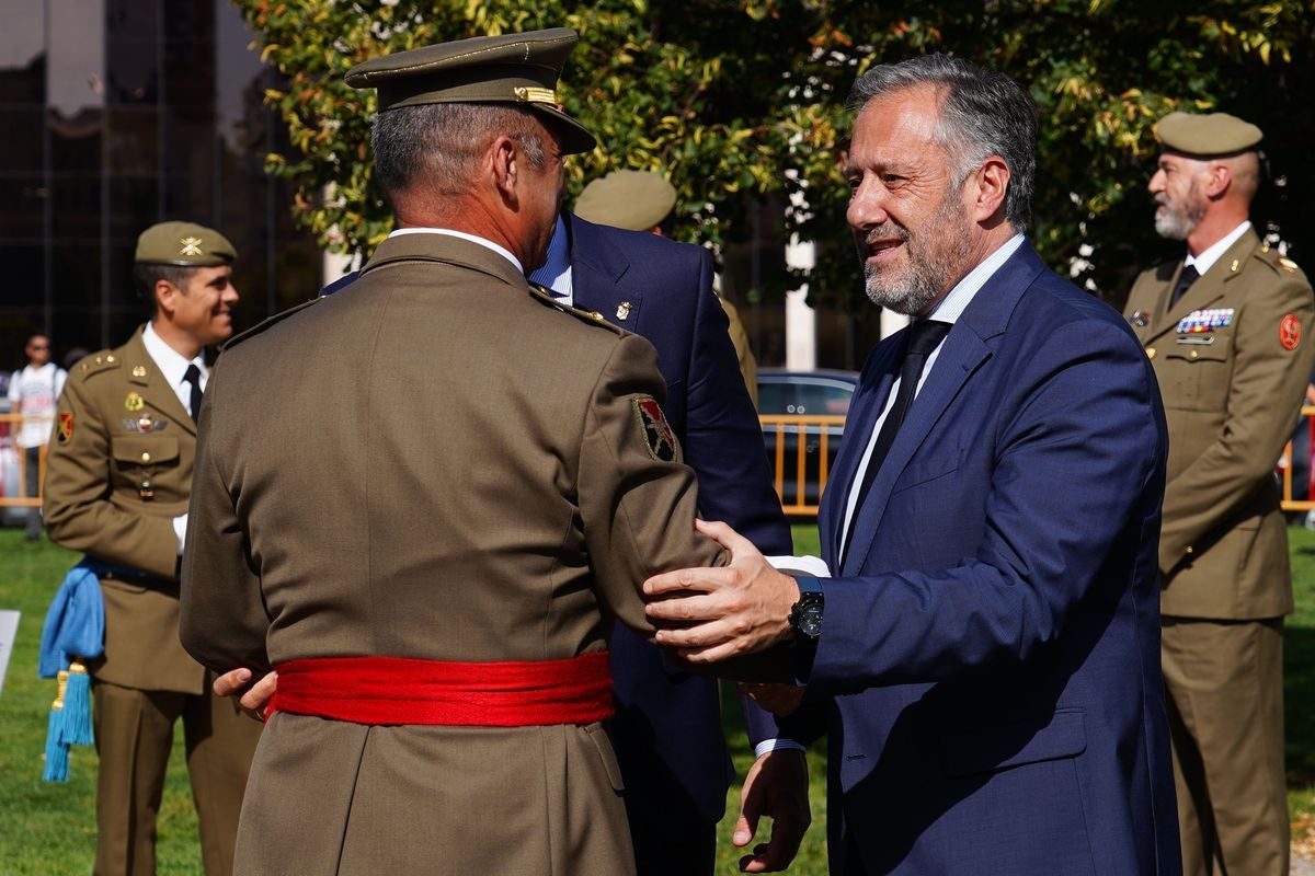 León iza la bandera nacional