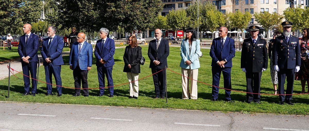 León iza la bandera nacional
