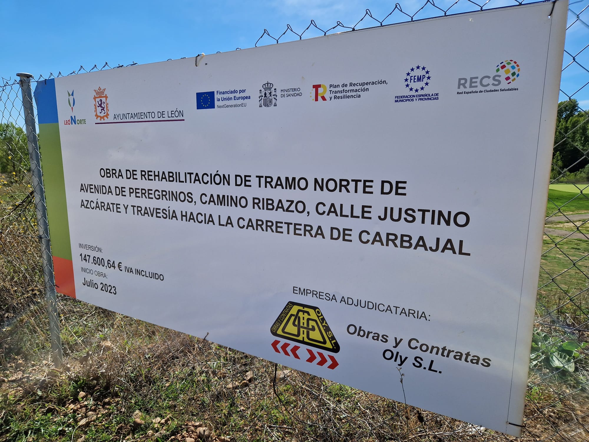 Cartel del la obras de rehabilitación del antiguo camino Ribazo