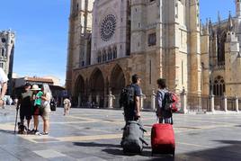 Turistas con maletas frente a la Catedral de León.