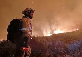 Actuación de bomberos forestales en un incendio en Boca de Huérgano.