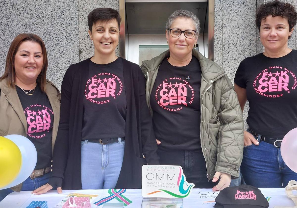 Miembros de AECMM en la mesa petitora de Ordoño II.