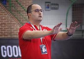 Dani Gordo, entrenador del Abanca Ademar, durante un partido de esta temporada.