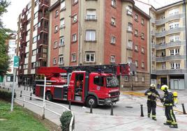 Los bomberos trabajan en la zona.