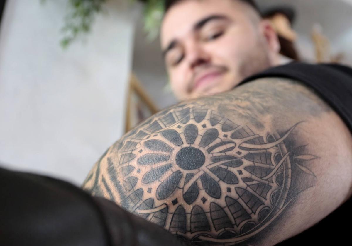 El DJ Eric García, muestra el tatuaje del rosetón de la Catedral de León que le realizaron en All Street Barber & Tattoo Studio de la capital leonesa.