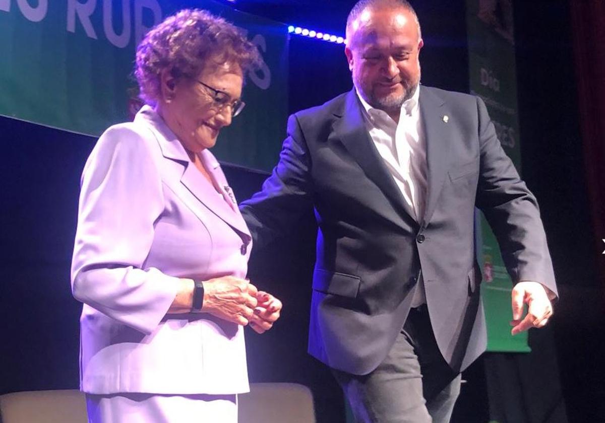 Celia García, de Igüeña, recibe el premio Tradición de manos del presidente Gerardo Álvarez Courel.