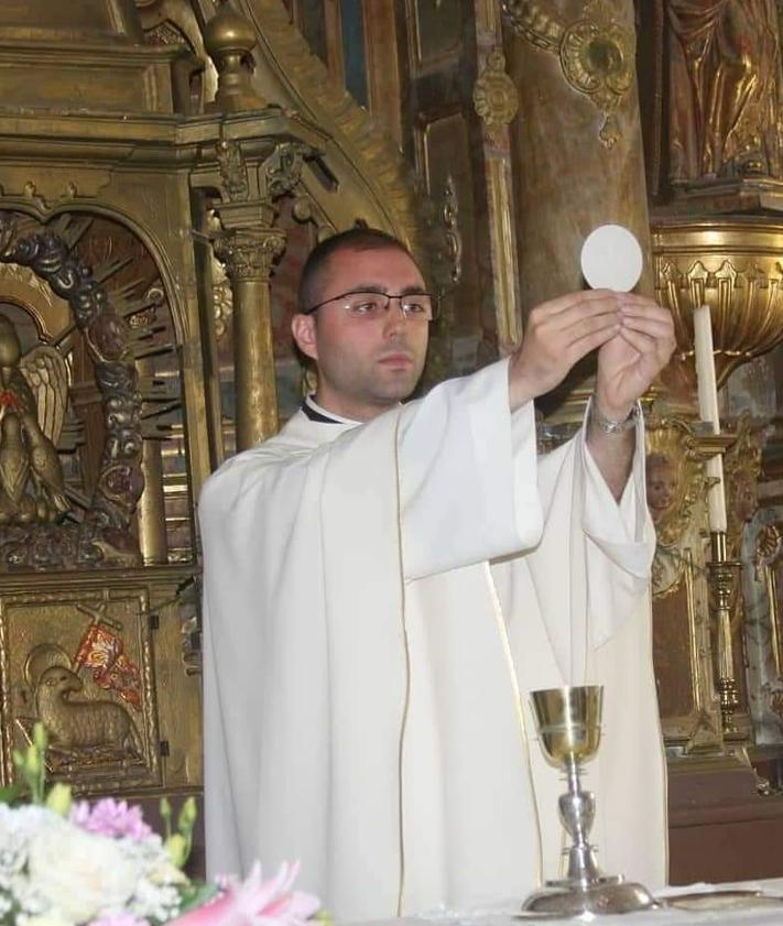 Imagen secundaria 2 - Un momento del nombramiento de Gonzalo Vitoria como diácono. Gonzalo Vitoria en el Seminario de Astorga. Luis Fernández Olivares celebrando una eucarístia. 