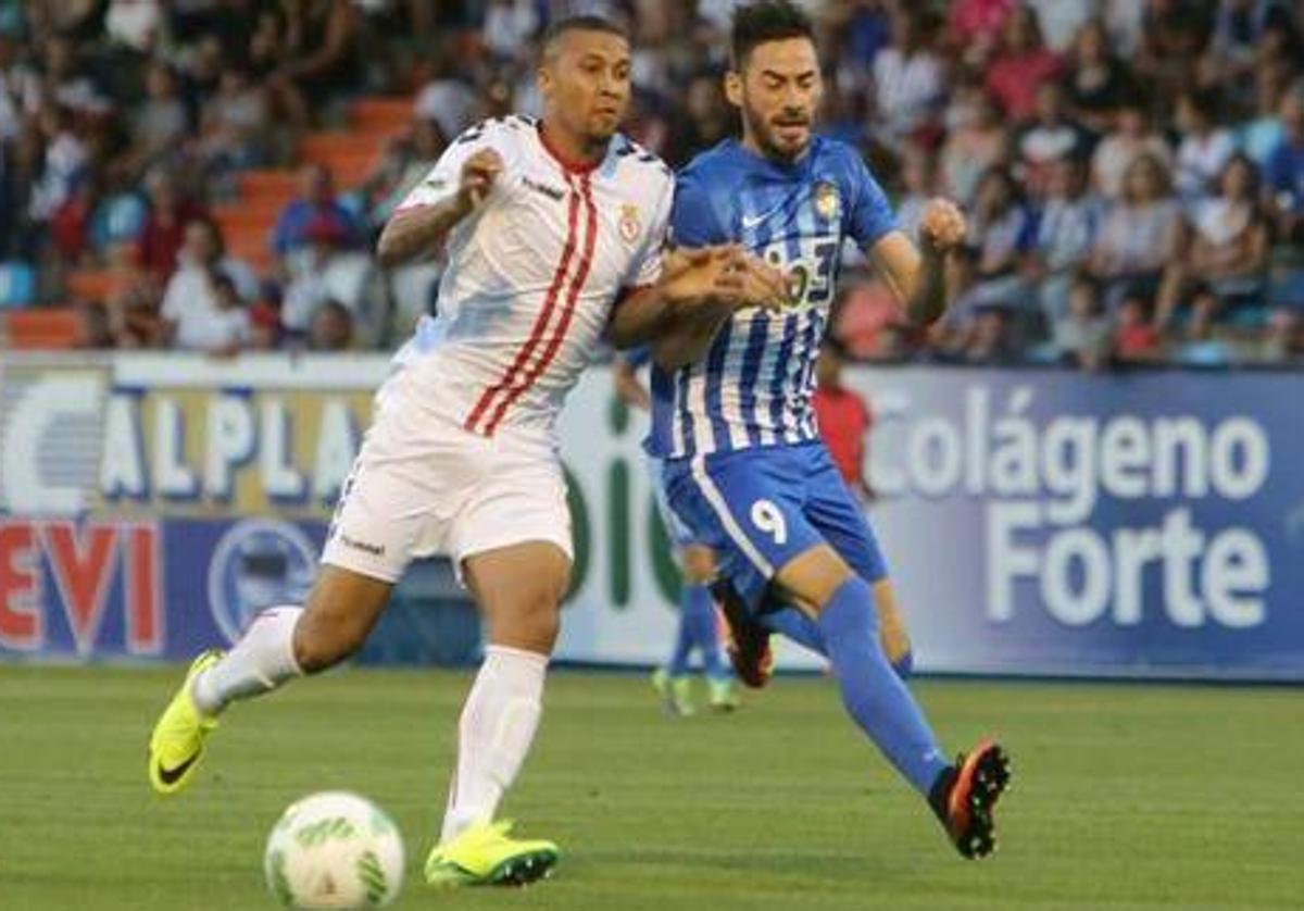 Gianni y Figueroa pelean por un balón en el derbi de 2016.