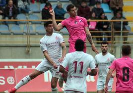Yeray y Kaxe pugnan por un balón en el último derbi disputado, en 2019.
