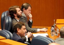 El presidente de la Junta, Alfonso Fernández Mañueco, y el vicepresidente, Juan García-Gallardo, en la segunda sesión del pleno de las Cortes de Castilla y León