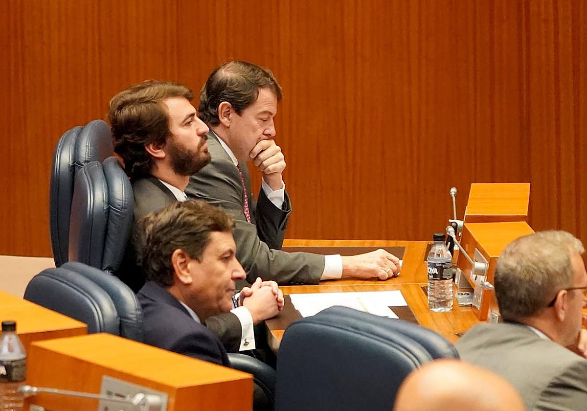 El presidente de la Junta, Alfonso Fernández Mañueco, y el vicepresidente, Juan García-Gallardo, en la segunda sesión del pleno de las Cortes de Castilla y León