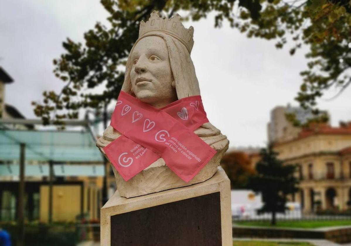 Escultura de Doña Urraca en la plaza de San Marcelo.