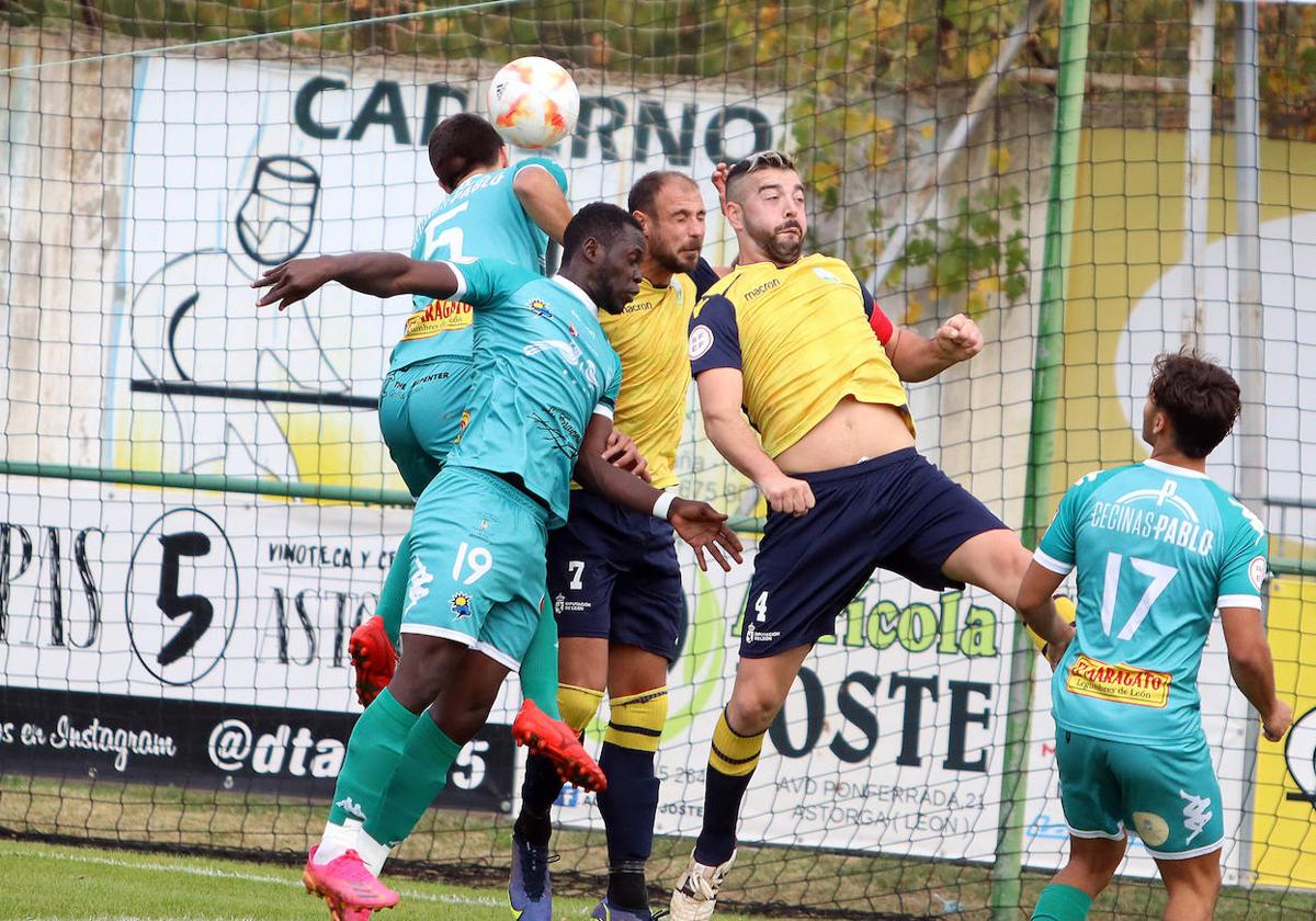 Imagen de un partido del Atlético Astorga en La Eragudina.