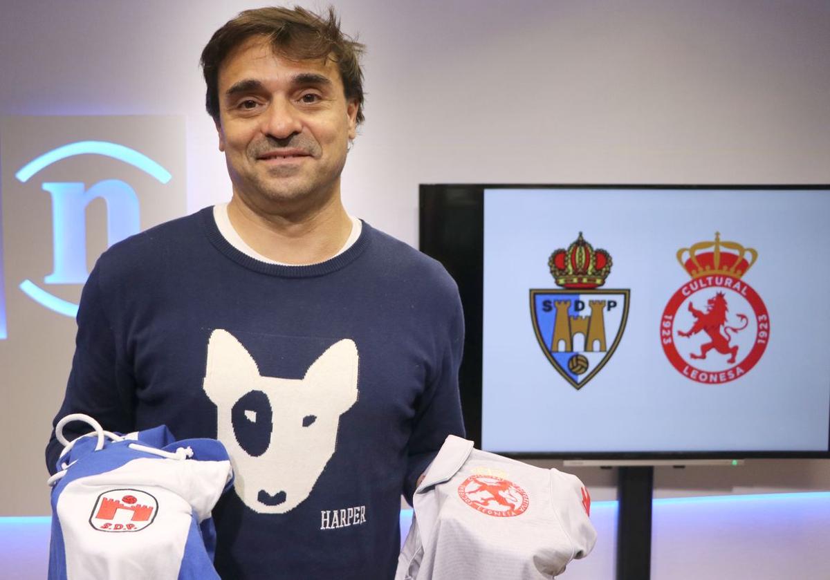 Javi de Campo, en la redacción de leonoticias, posa con las camisetas del centenario de ambos clubes.