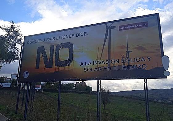 Valla colocada por parte de Conceyu País Llionés.