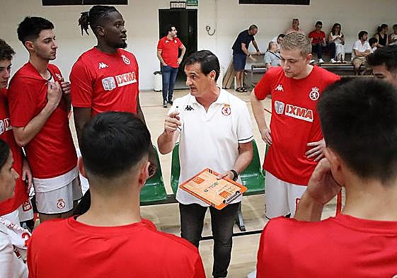 Luis Castillo, entrenador de la Cultural, da órdenes a sus jugadores.