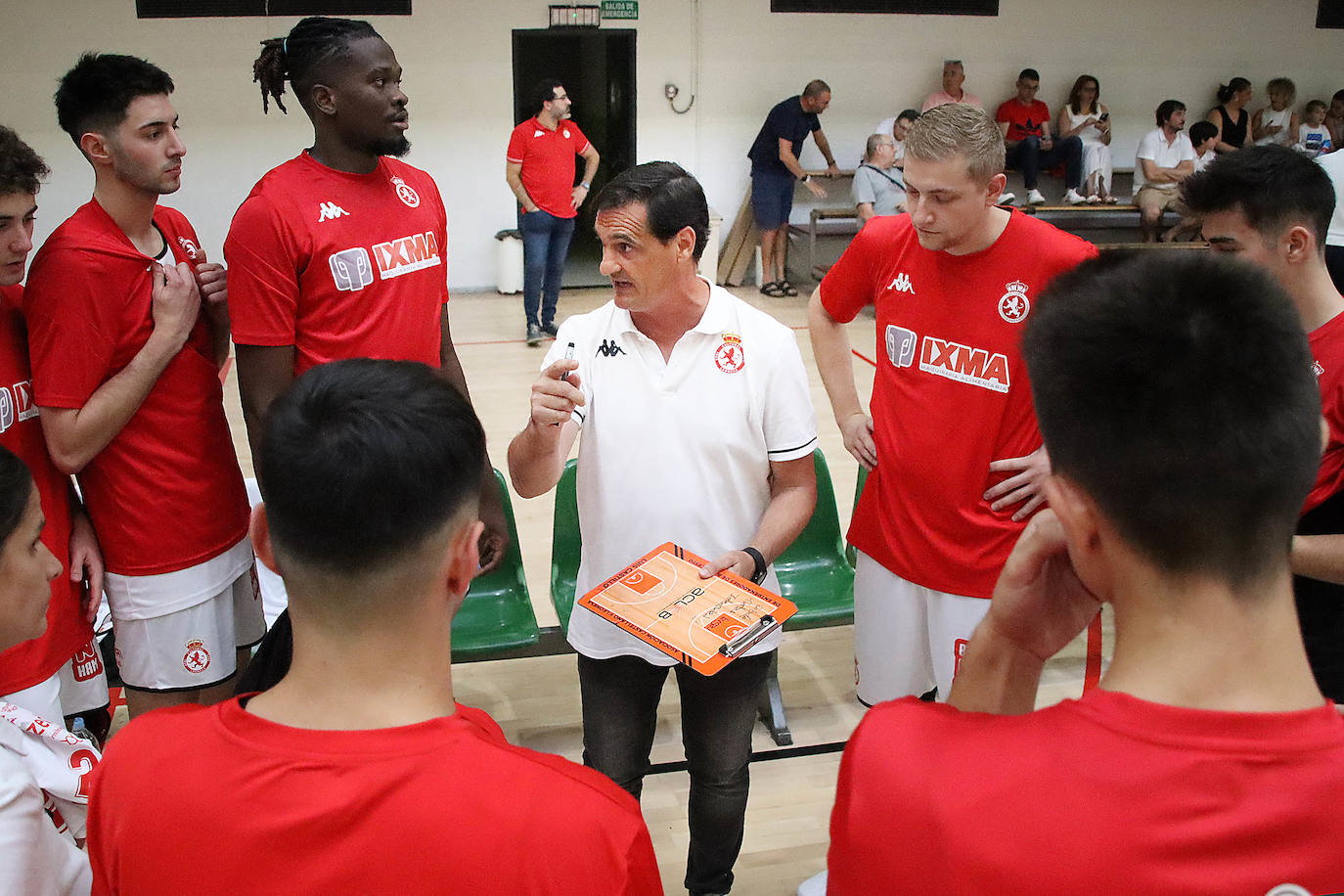 Luis Castillo, entrenador de la Cultural, da órdenes a sus jugadores.