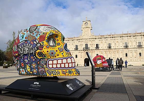 Hasta el próximo 29 de noviembre, nueve cráneos gigantes decorarán la plaza de San Marcos dentro de la exposición 'Mexicráneos'