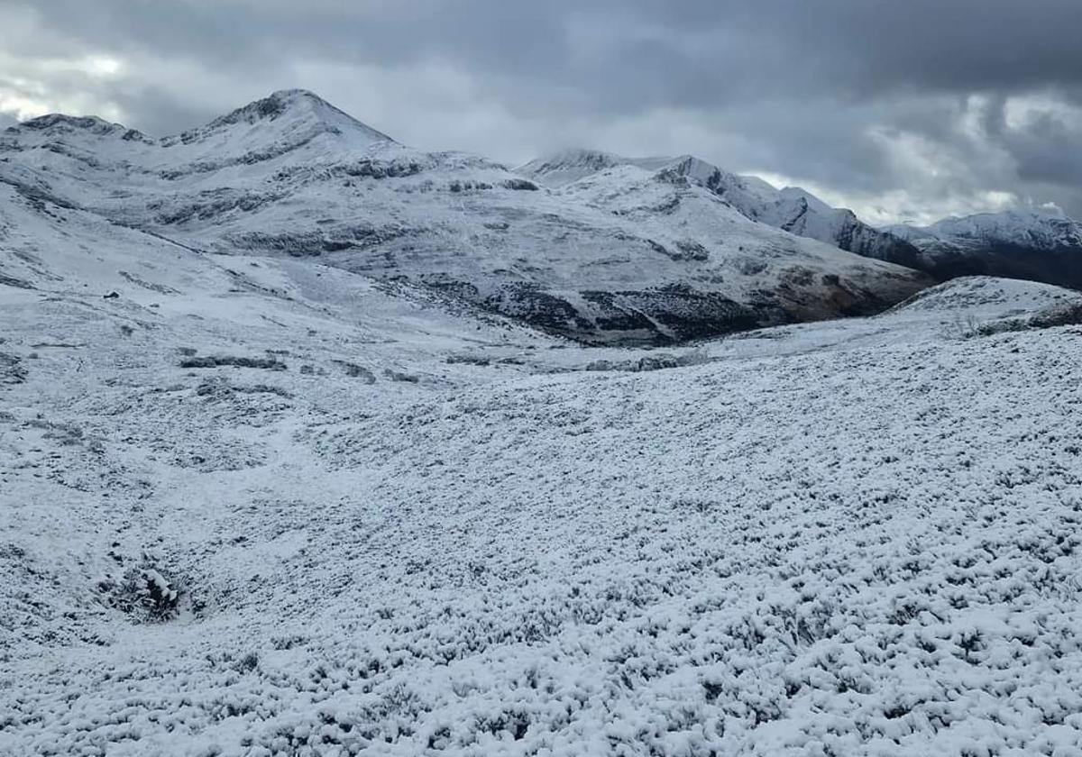 Un manto blanco cubre la comarca de Babia, en la provincia leonesa.